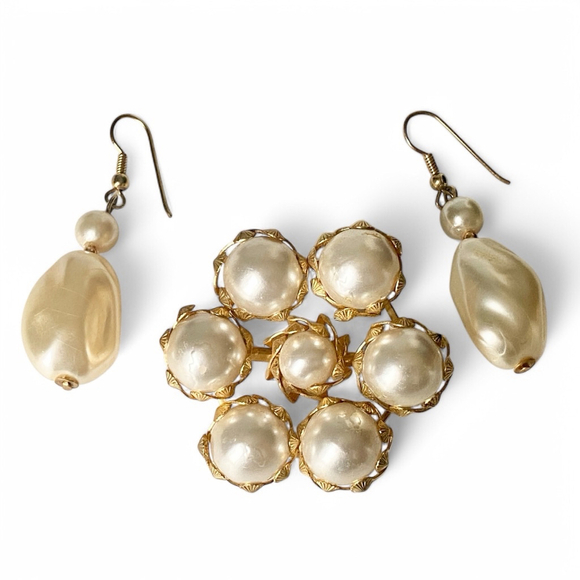Vintage Faux Pearl Brooch and Earrings Lot, Cream and Goldtone. - Picture 5 of 6